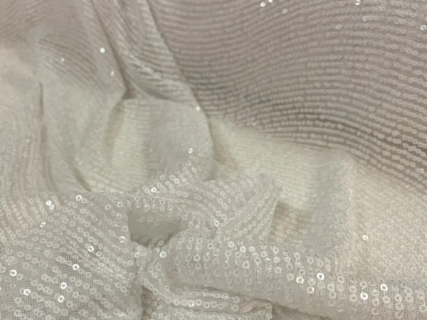 Quais são as vantagens do tecido paetê em criações glamourosas?
