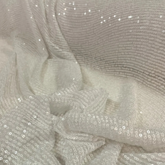 Quais são as vantagens do tecido paetê em criações glamourosas?