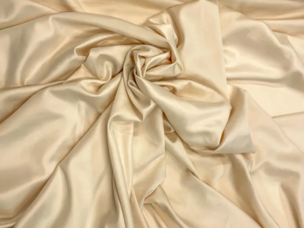 O que torna o tecido cetim bucol uma escolha superior para vestidos sofisticados?