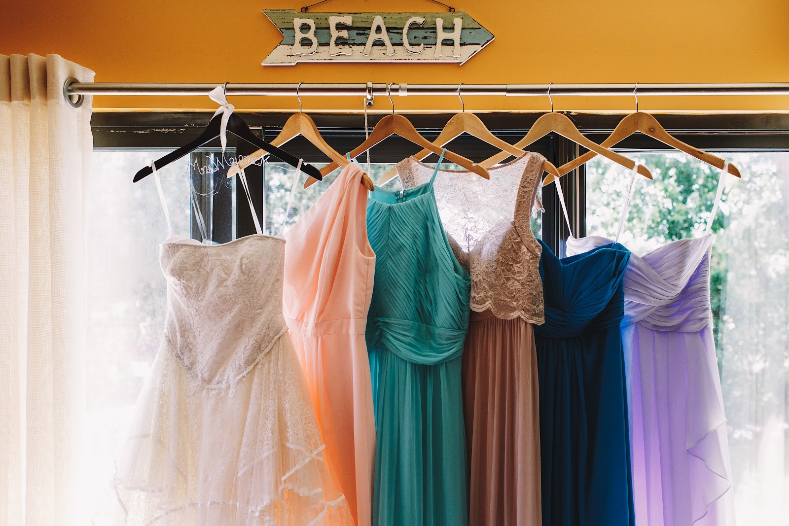 Tafetá de Seda ou Cetim Bucol: Qual é a melhor escolha para um vestido de festa?