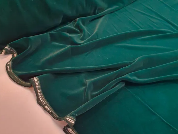 O que faz do veludo alemão uma opção popular para vestidos de noite?