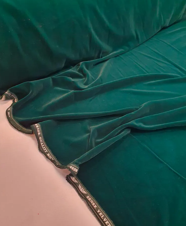 O que faz do veludo alemão uma opção popular para vestidos de noite?